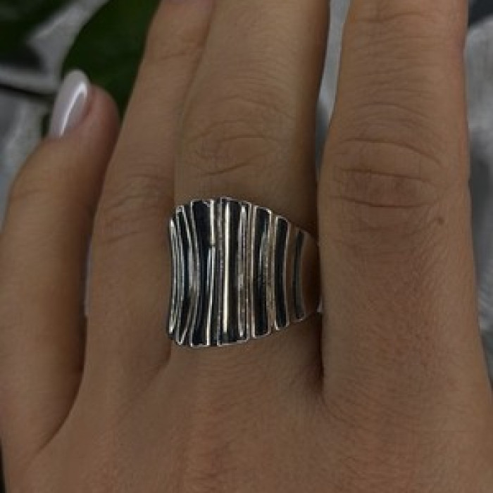Beautiful Design 925 Sterling Silver Ring Size 8