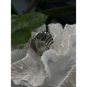 Beautiful Design 925 Sterling Silver Ring Size 8