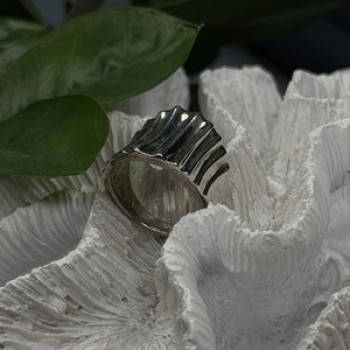 Beautiful Design 925 Sterling Silver Ring Size 8