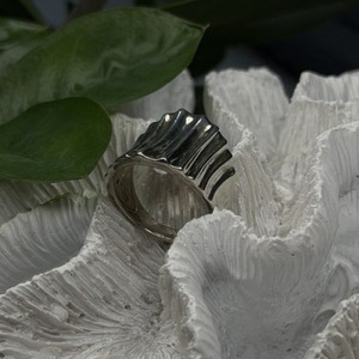 Beautiful Design 925 Sterling Silver Ring Size 8