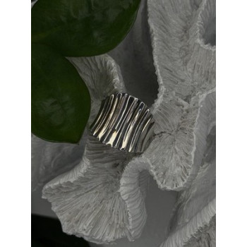 Beautiful Design 925 Sterling Silver Ring Size 8