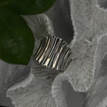 Beautiful Design 925 Sterling Silver Ring Size 8