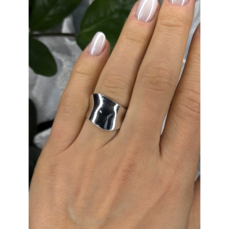 Unique Elegant Design 925 Sterling Silver Ring Size 7