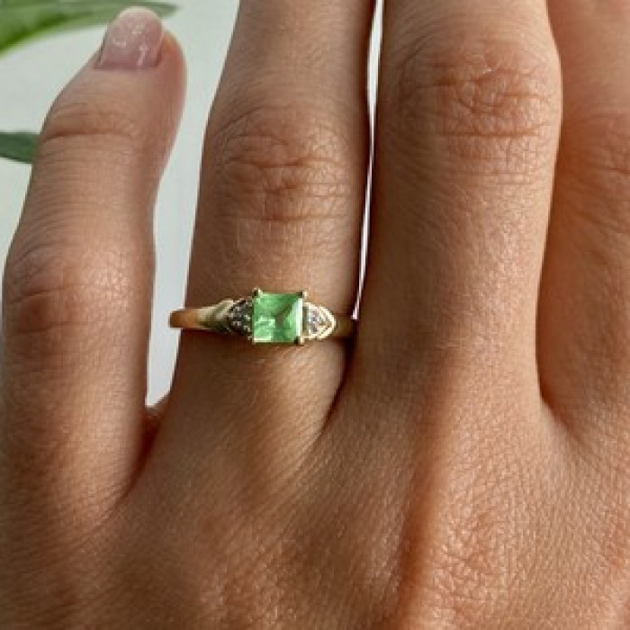 10K Yellow Gold Tsavorite & Diamonds Ring Size 6.25