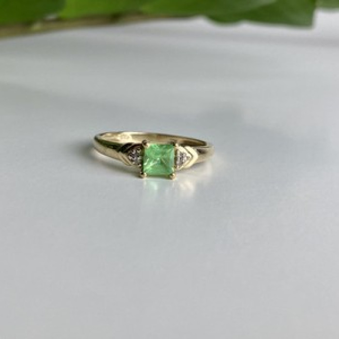 10K Yellow Gold Tsavorite & Diamonds Ring Size 6.25