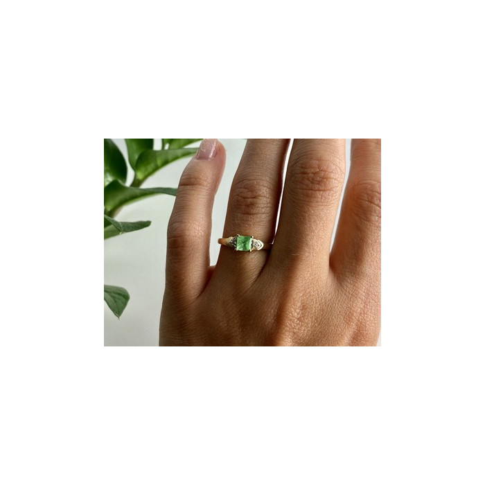 10K YELLOW GOLD TSAVORITE & DIAMONDS RING SIZE 6.25