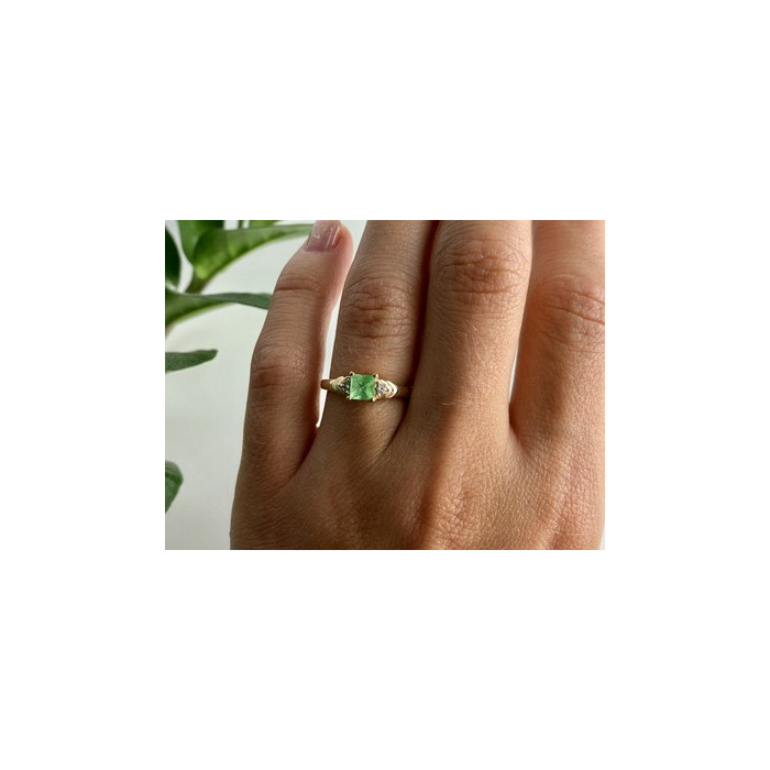 10K YELLOW GOLD TSAVORITE & DIAMONDS RING SIZE 6.25