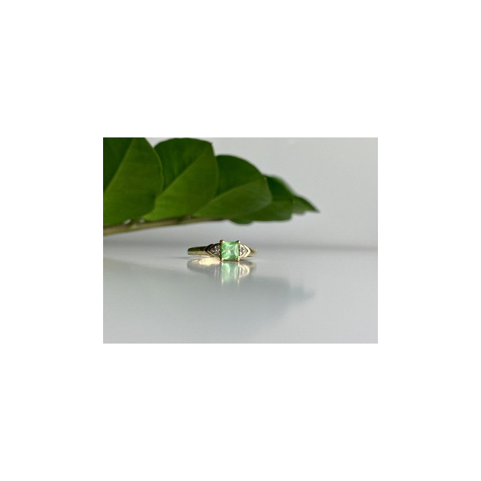 10K YELLOW GOLD TSAVORITE & DIAMONDS RING SIZE 6.25