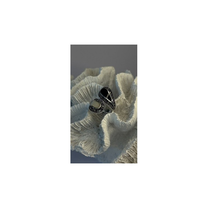 925 Sterling Silver White Mother of Pearl Black Onyx Marcasite Ring Size 8