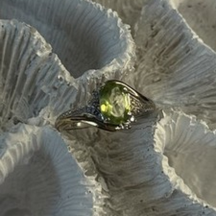 925 Sterling Silver & 10K yellow Gold Part Peridot & Diamonds Ring Size 7