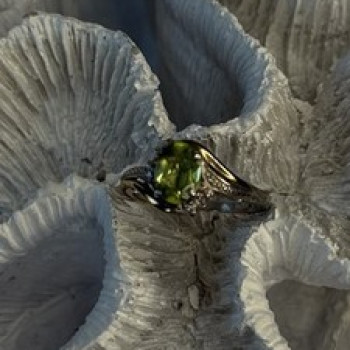 925 Sterling Silver & 10K yellow Gold Part Peridot & Diamonds Ring Size 7