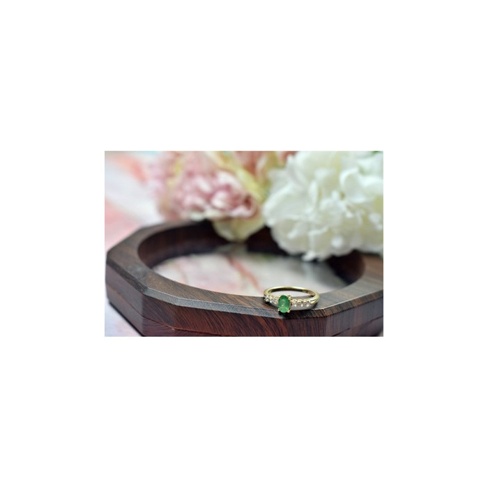 10K YELLOW GOLD EMERALD & COLORLESS SPINEL  RING SIZE 6.25