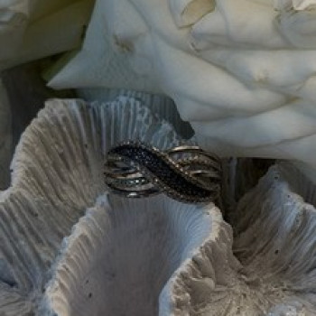 Elegant 925 Sterling Silver Infinity Tiny Diamonds Ring Size 8