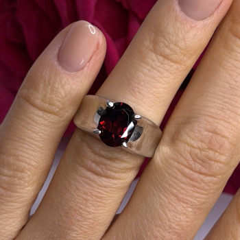 925 Sterling Silver Red Shiny Garnet Ring Size 6