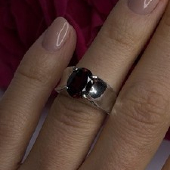 925 Sterling Silver Red Shiny Garnet Ring Size 6