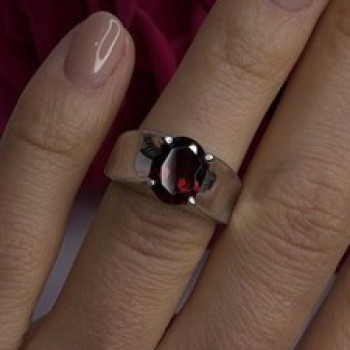 925 Sterling Silver Red Shiny Garnet Ring Size 6
