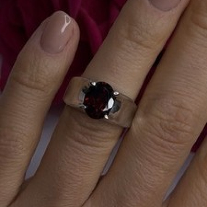 925 Sterling Silver Red Shiny Garnet Ring Size 6
