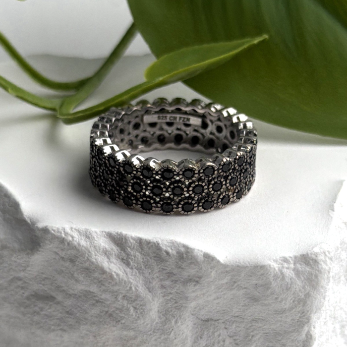 Vintage 925 Sterling Silver Black Spinel Band Ring Size 9