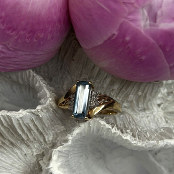 Elegant 10K Yellow Gold Blue Topaz & Diamond Ring Size 7
