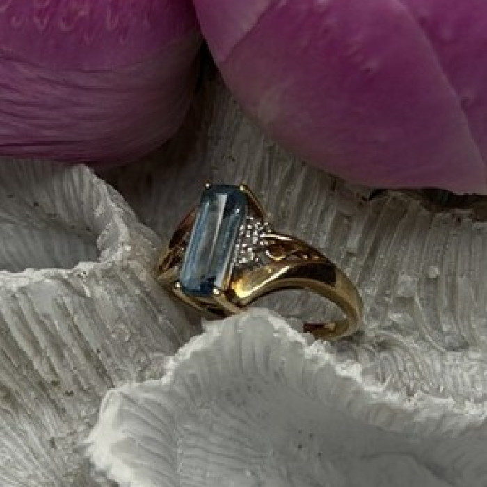 Elegant 10K Yellow Gold Blue Topaz & Diamond Ring Size 7