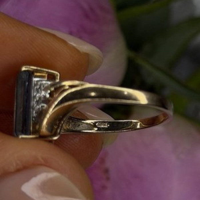 Elegant 10K Yellow Gold Blue Topaz & Diamond Ring Size 7