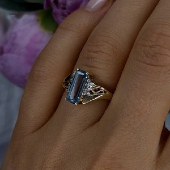 Elegant 10K Yellow Gold Blue Topaz & Diamond Ring Size 7
