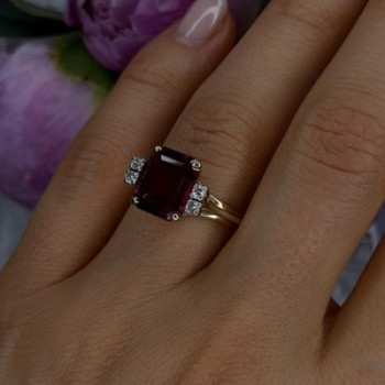 14K Yellow Gold Burgundy Red Garnet & Diamonds Ring Size 8