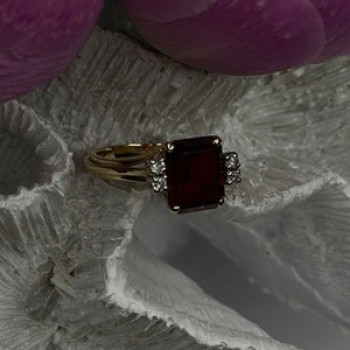 14K Yellow Gold Burgundy Red Garnet & Diamonds Ring Size 8