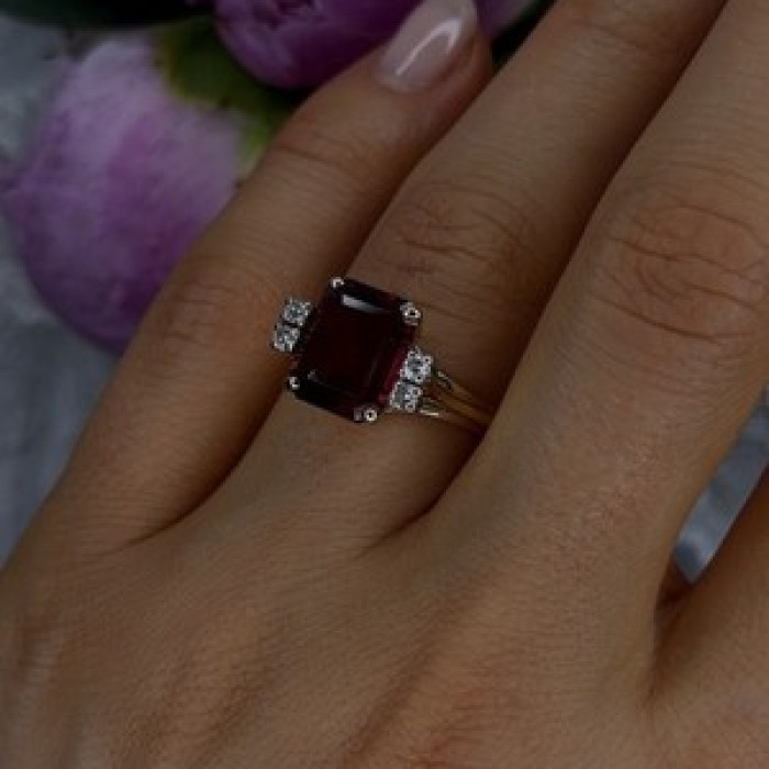 14K Yellow Gold Burgundy Red Garnet & Diamonds Ring Size 8