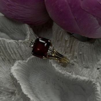 14K Yellow Gold Burgundy Red Garnet & Diamonds Ring Size 8