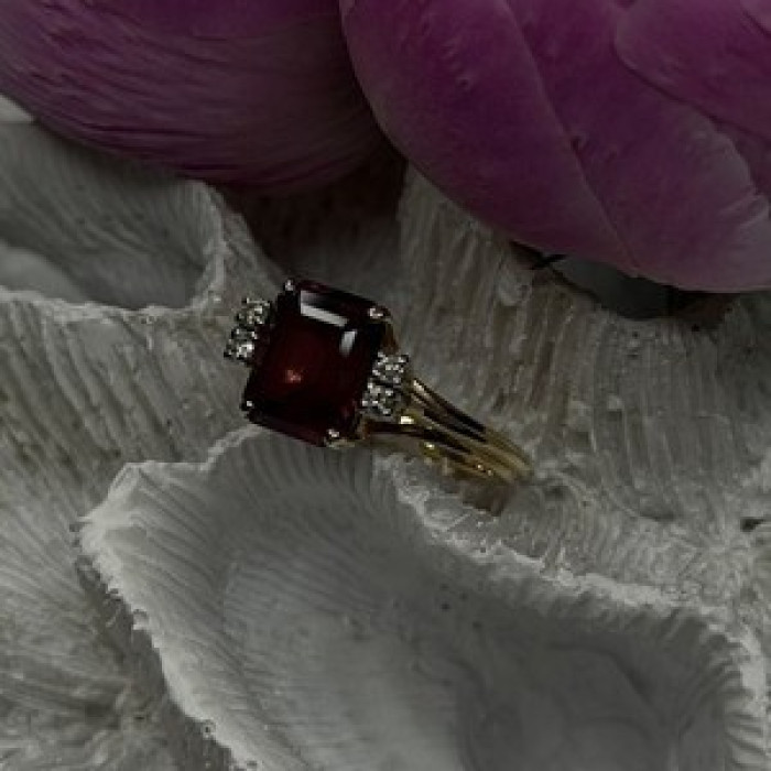 14K Yellow Gold Burgundy Red Garnet & Diamonds Ring Size 8