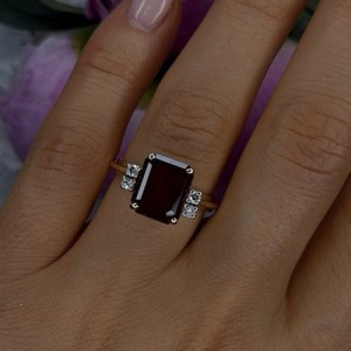 14K Yellow Gold Burgundy Red Garnet & Diamonds Ring Size 8