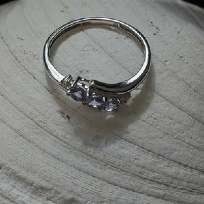10K White Gold Lavender Sapphire & Diamond Ring Size 6.5