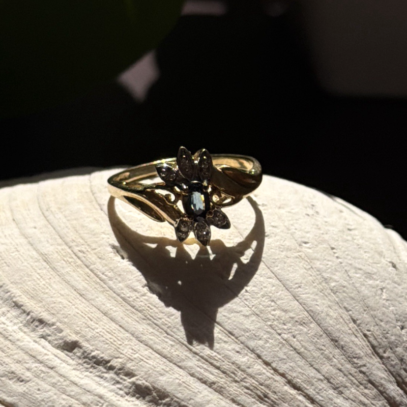 10K Yellow Gold Blue Sapphire & Diamond Beautiful Flower Ring Size 6