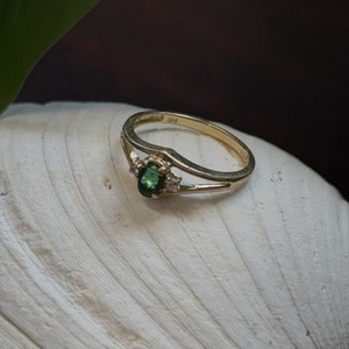 Classic 14K Yellow Gold Ring Emerald & Diamond Size 7
