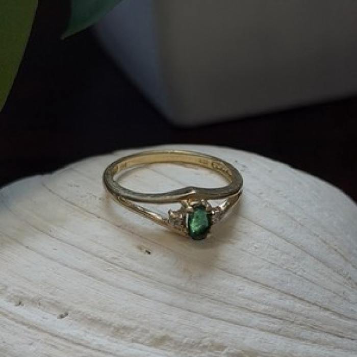 Classic 14K Yellow Gold Ring Emerald & Diamond Size 7