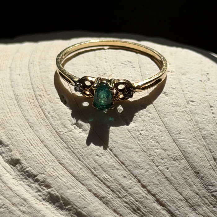 Beautiful Shiny 10K Yellow Gold Emerald & Diamond Ring Size 7