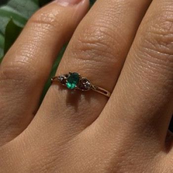 Beautiful Shiny 10K Yellow Gold Emerald & Diamond Ring Size 7