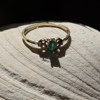 Beautiful Shiny 10K Yellow Gold Emerald & Diamond Ring Size 7