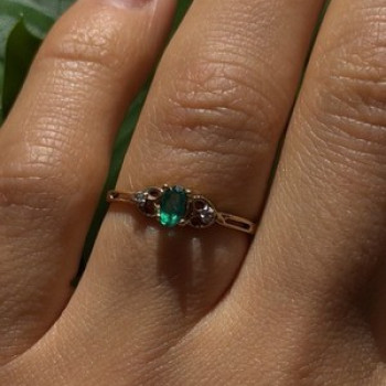 Beautiful Shiny 10K Yellow Gold Emerald & Diamond Ring Size 7