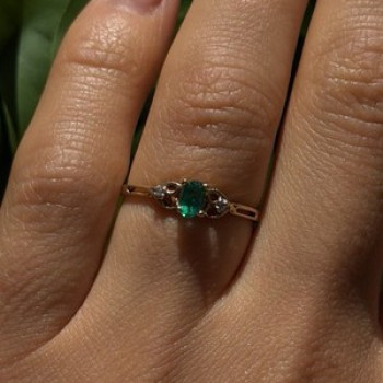 Beautiful Shiny 10K Yellow Gold Emerald & Diamond Ring Size 7