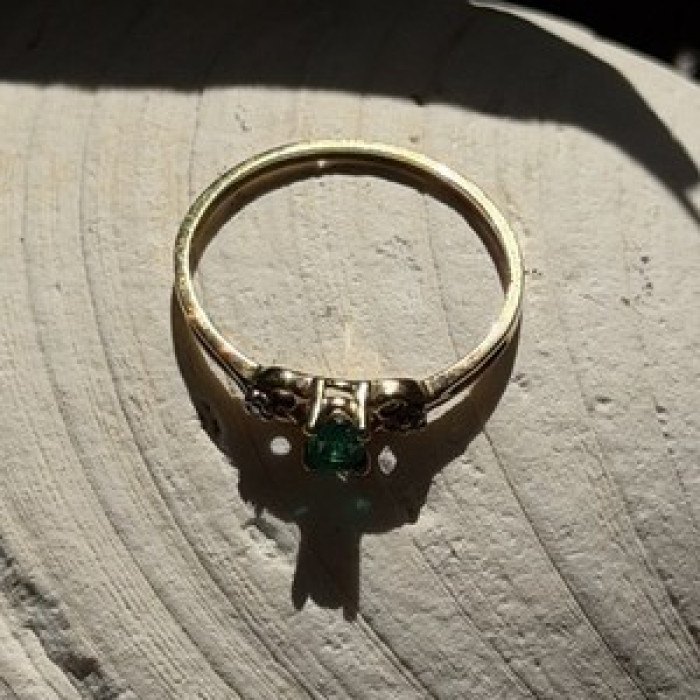 Beautiful Shiny 10K Yellow Gold Emerald & Diamond Ring Size 7