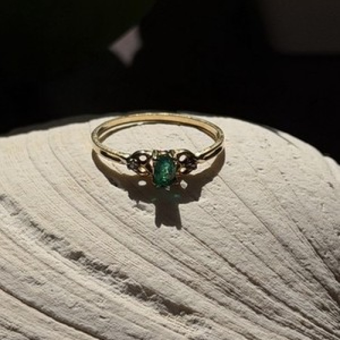 Beautiful Shiny 10K Yellow Gold Emerald & Diamond Ring Size 7