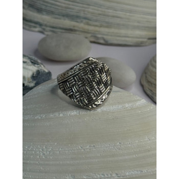 Classy Design 925 Sterling Silver Ring Size 8