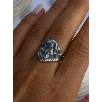 Classy Design 925 Sterling Silver Ring Size 8