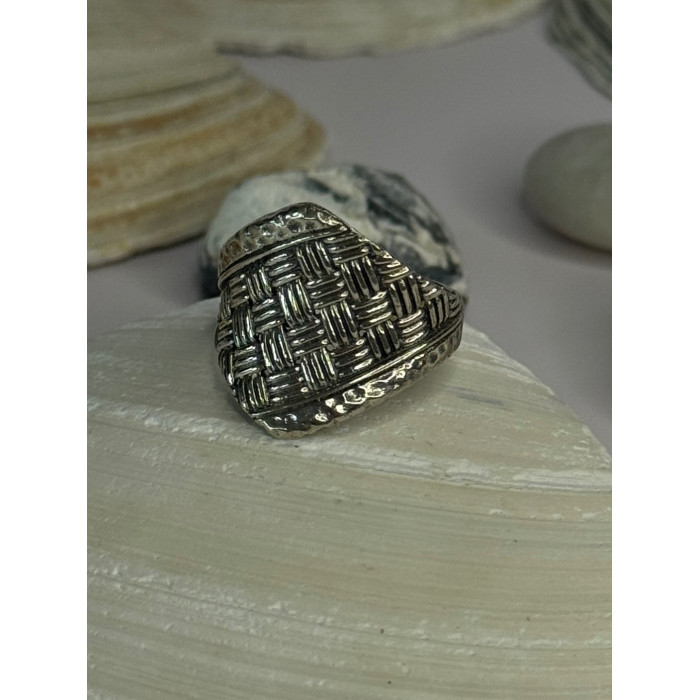 Classy Design 925 Sterling Silver Ring Size 8