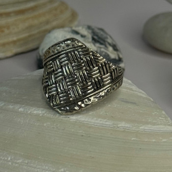 Classy Design 925 Sterling Silver Ring Size 8