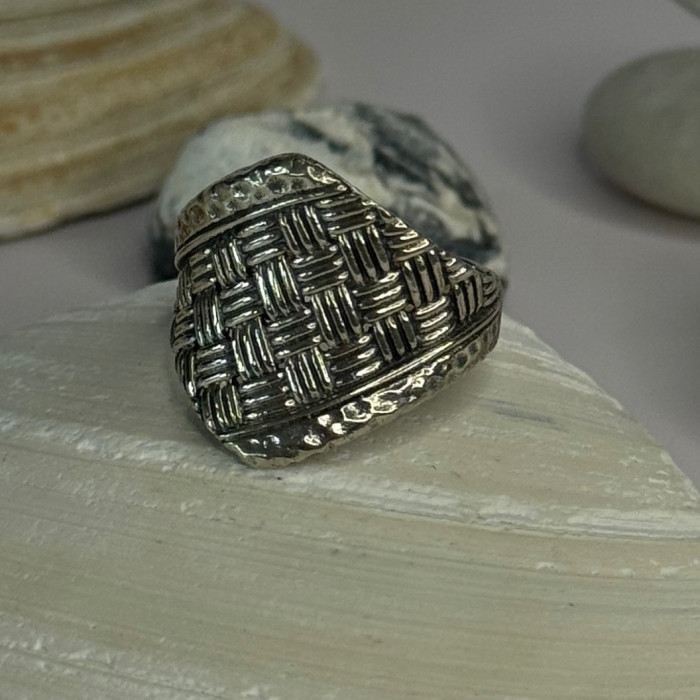 Classy Design 925 Sterling Silver Ring Size 8