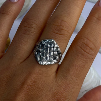 Classy Design 925 Sterling Silver Ring Size 8