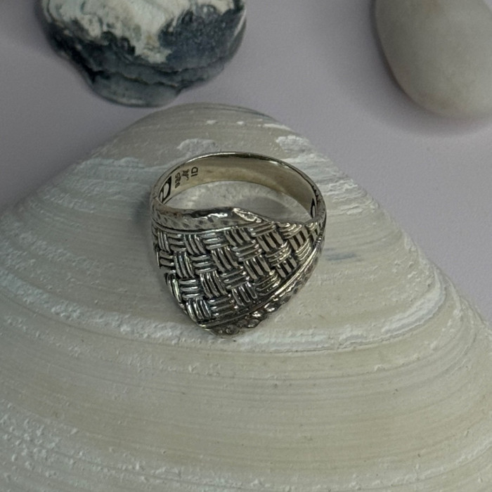 Classy Design 925 Sterling Silver Ring Size 8